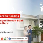 Pasangan pengantin baru berdiri di depan rumah modern dengan teks daftar barang penting untuk membangun rumah baru.