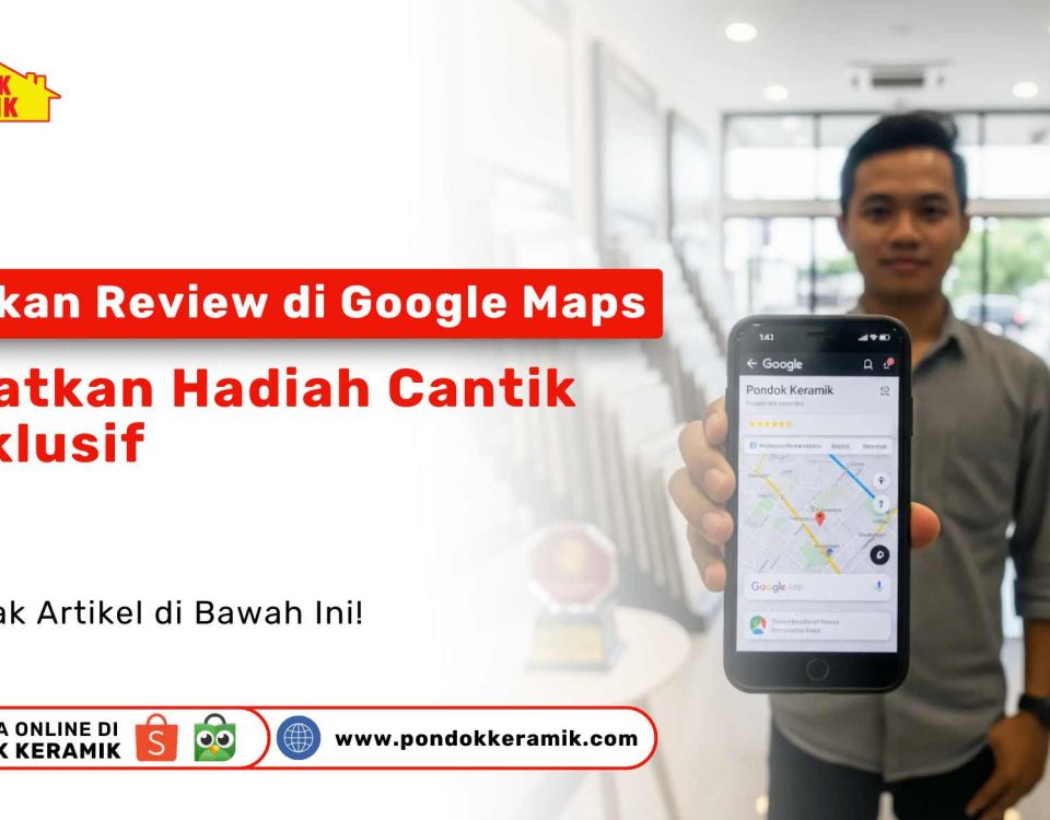 Berikan review di Google Maps dan dapatkan hadiah. Seorang pria memegang ponsel yang menampilkan aplikasi Google Maps dengan lokasi Pondok Keramik