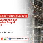 Pondok Keramik Scaffolding : Persewaan Scaffolding Surabaya. Para pekerja konstruksi sedang bekerja di atas struktur scaffolding yang tinggi pada sebuah proyek bangunan besar.
