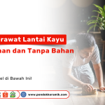 Tips Merawat Lantai Kayu. Seorang wanita sedang membersihkan lantai kayu dengan sikat dan air, menunjukkan cara perawatan lantai yang aman tanpa bahan kimia.