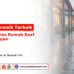 Teras rumah modern dengan keramik outdoor anti licin saat musim hujan
