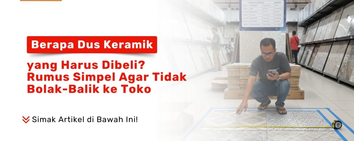 Seorang pria sedang berjongkok mengukur luas lantai menggunakan meteran di dalam toko keramik yang luas