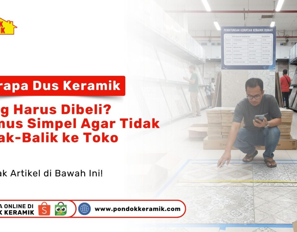 Seorang pria sedang berjongkok mengukur luas lantai menggunakan meteran di dalam toko keramik yang luas
