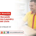 Seorang staf membantu pelanggan dalam Panduan Memilih Texture Keramik untuk Area Laundry Agar Tidak Licin
