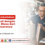 Seorang staf sedang mempraktikkan Cara Membedakan Granit Asli dengan Keramik Biasa dari Fisik & Suaranya menggunakan palu