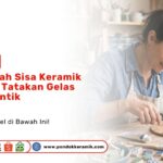 Seorang wanita sedang merangkai kepingan mozaik dalam Ide DIY: Mengubah Sisa Keramik Menjadi Tatakan Gelas yang Cantik