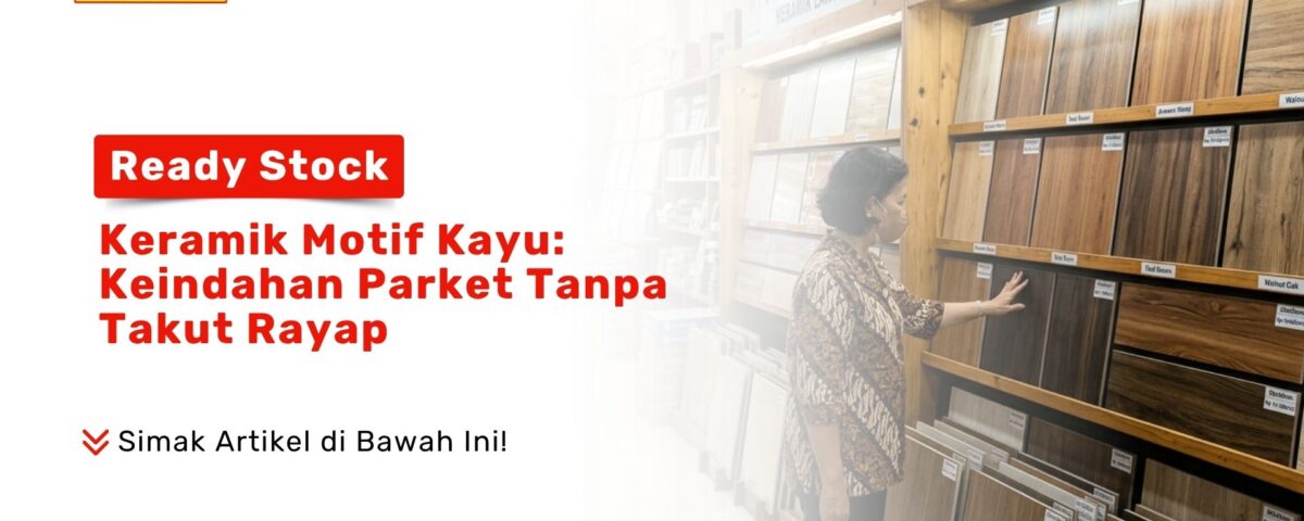 Seorang pelanggan sedang melihat koleksi display Keramik Motif Kayu: Keindahan Parket Tanpa Takut Rayap
