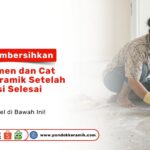 Seorang wanita sedang mempraktikkan Tips Membersihkan Sisa Semen dan Cat pada Keramik Setelah Renovasi Selesai menggunakan spons dan kape