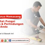 Seorang teknisi sedang melakukan pemasangan sebagai ilustrasi Pentingnya Memasang Plin Lantai: Fungsi Estetika & Perlindungan Dinding Anda