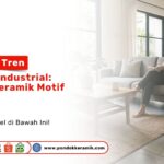 Seorang wanita sedang duduk membaca buku di sofa ruang tamu dengan alas lantai Keramik Motif Semen pada konsep Rumah Industrial