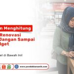 Seorang wanita berhijab sedang menghitung catatan nota keuangan renovasi menggunakan kalkulator digital di dalam Toko Pondok Keramik