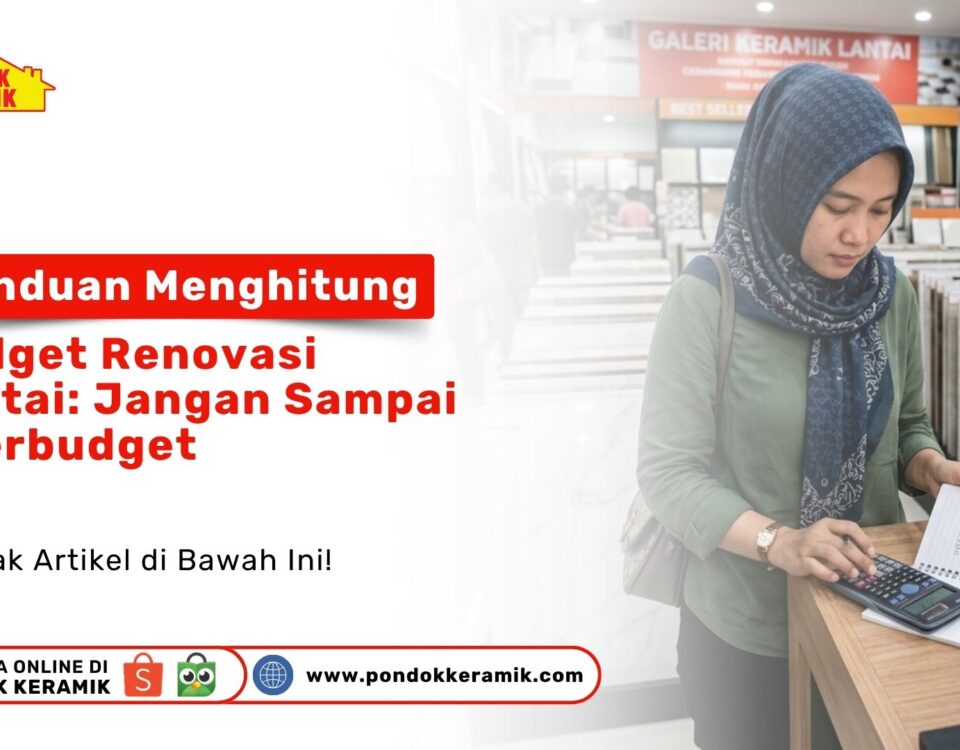 Seorang wanita berhijab sedang menghitung catatan nota keuangan renovasi menggunakan kalkulator digital di dalam Toko Pondok Keramik