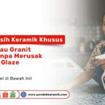 Seorang wanita tersenyum memegang botol semprot Pembersih Keramik Khusus untuk merawat lantai ubin mengilap di Toko Pondok Keramik
