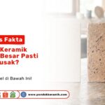 Dua sampel potongan ubin berwujud tekstur putih halus dan cokelat tanah liat kasar sebagai perbandingan Keramik Berpori Besar Toko Pondok Keramik