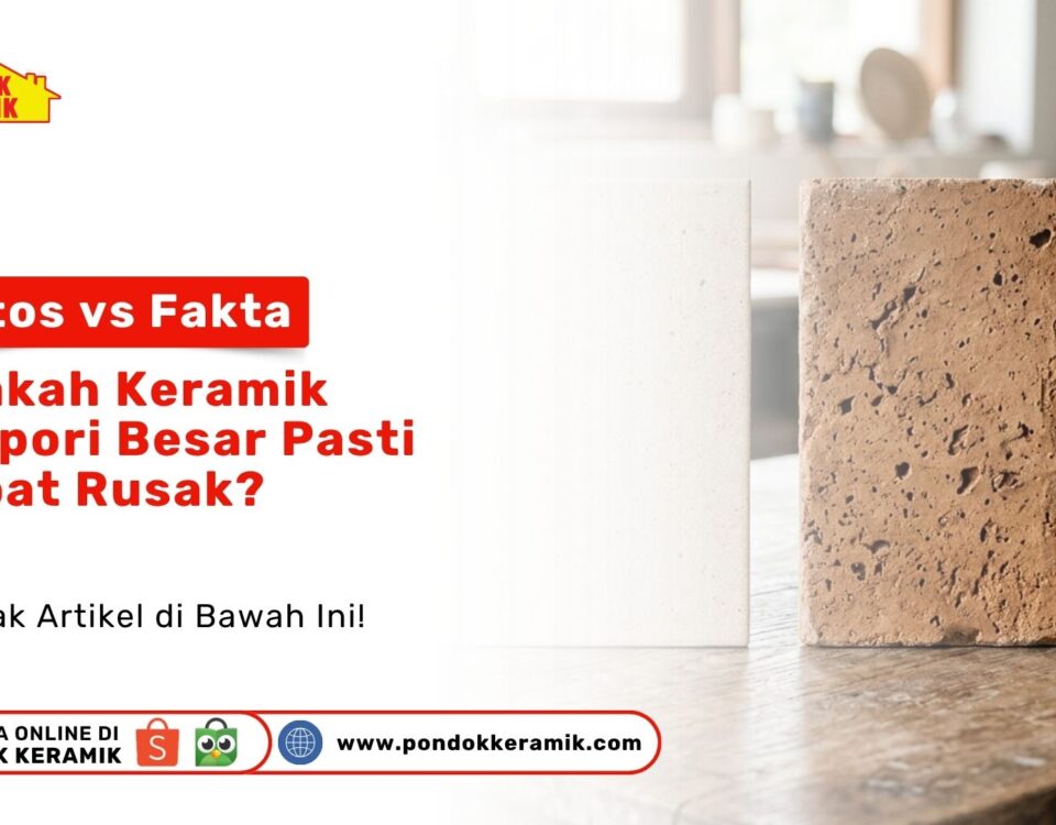 Dua sampel potongan ubin berwujud tekstur putih halus dan cokelat tanah liat kasar sebagai perbandingan Keramik Berpori Besar Toko Pondok Keramik
