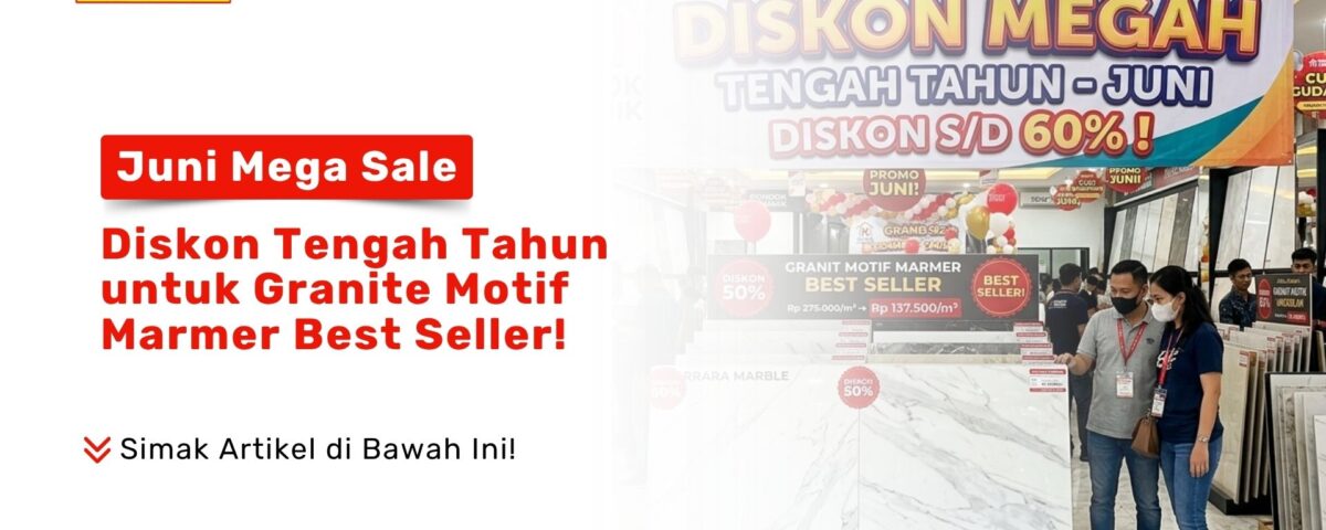 Sepasang konsumen melihat sampel ubin diskon 50% pada acara Juni Mega Sale Granite motif marmer best seller di Toko Pondok Keramik