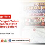 Sepasang konsumen melihat sampel ubin diskon 50% pada acara Juni Mega Sale Granite motif marmer best seller di Toko Pondok Keramik