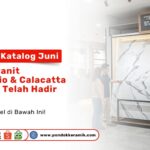 Dua konsumen sedang melihat display papan besar Motif Granit Statuario Calacatta terbaru yang dipandu teknisi di Toko Pondok Keramik