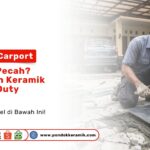 Seorang tukang sedang memasang kepingan tebal Keramik Carport Heavy Duty warna hitam menggunakan palu karet di Toko Pondok Keramik