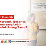Seorang staf wanita sedang memandu konsumen memilih contoh pajangan Panduan Memilih Ukuran Keramik dinding di Showroom Toko Pondok Keramik