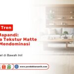 Tampilan ruang tamu minimalis pada artikel Melihat Tren Desain Japandi dengan sofa abu dan lantai matte di Toko Pondok Keramik