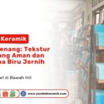 Rak pajangan kayu berisi sampel produk pada artikel Koleksi Keramik Kolam Renang biru jernih di dalam Toko Pondok Keramik