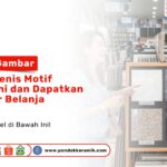 Seorang sales pria menunjukkan sampel ubin porselen pada papan display Tebak Gambar Motif Granit berhadiah di Toko Pondok Keramik