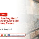Seorang staf menunjukkan contoh Keramik Dinding Batu Alam timbul bertekstur mewah untuk proyek luar bangunan pada gerai Pondok Keramik