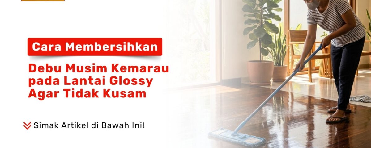 Seorang ibu sedang mempraktikkan teknik Membersihkan Lantai Glossy Kusam memakai kain pel mikrofiber di ruang tamu Pondok Keramik