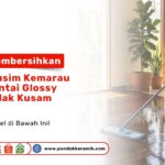 Seorang ibu sedang mempraktikkan teknik Membersihkan Lantai Glossy Kusam memakai kain pel mikrofiber di ruang tamu Pondok Keramik