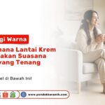 Seorang wanita sedang bersantai memegang cangkir di atas Lapisan Lantai Krem Rumah Tenang ruang keluarga Toko Pondok Keramik