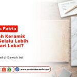 Dua sampel produk bersebelahan pada artikel Mitos vs Fakta Benarkah ubin motif marmer atas meja kayu Toko Pondok Keramik